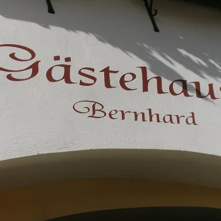 Winzerhof & Gaestehaus Bernhard 레헨스테이너와차우